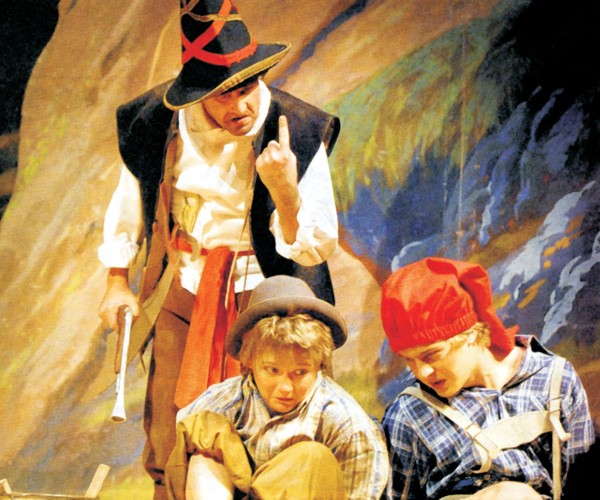 Räuber Hotzenplotz (Seppi Ineichen) überfällt Seppli und Kasperli (Erich und Prisca Portmann).