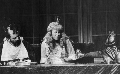 Prinzessin Maya (Sophie Hodel, Mitte), König Huppala (Urs Wolf) und der Frosch sitzen zusammen beim Abendessen.