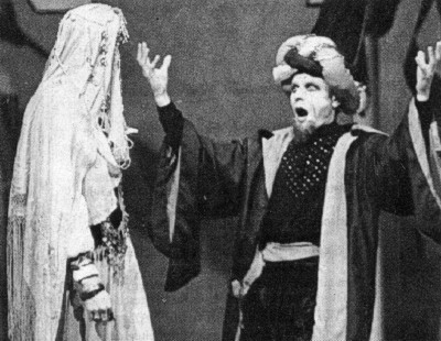 Der Zauberer (Werni Frey) stellt sich bei der Prinzessin (Marie-Louise Wahl) vor.